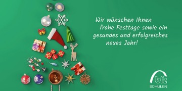 Ein Bild eines Tannenbaums, der aus Weihnachtsdekorationen besteht, der Hintergrund ist grün. Der Text auf dem Bild lautet: "Wir wünschen Ihnen frohe Festtage sowie ein gesundes und erfolgreiches neues Jahr!" Das Logo der bfz Schulen ist ebenfalls zu sehen.